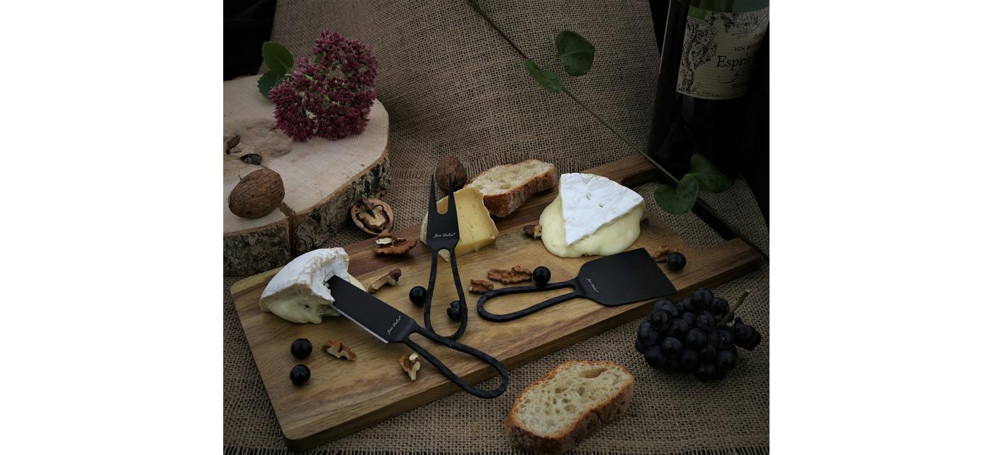 Planche à fromage en acacia et ustensiles noirs Jean Dubost